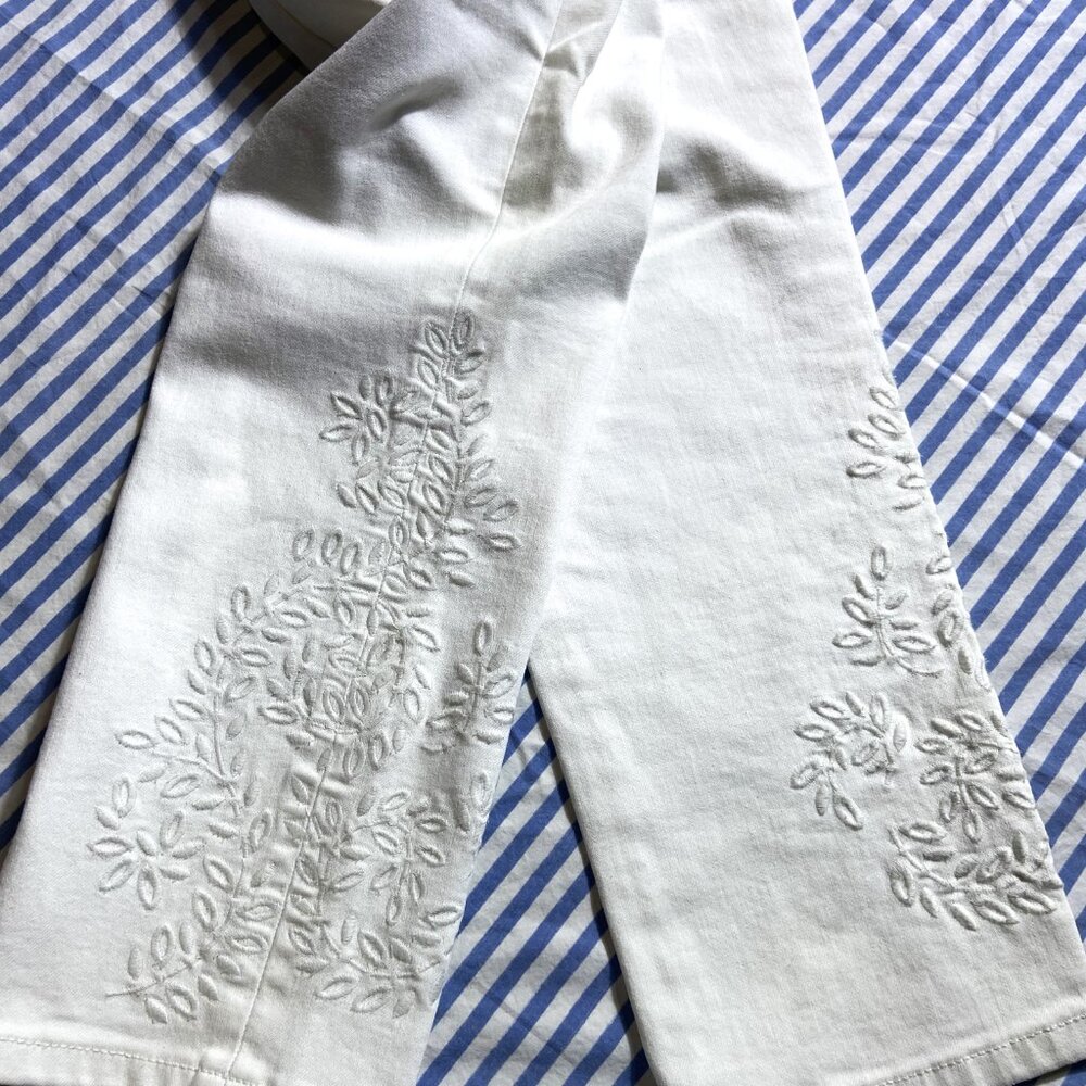 VERA WANG SIMPLY VERA WHITE JEANS WITH EMBROIDERED FLOWERS CROP 10 - Picture 4 of 8